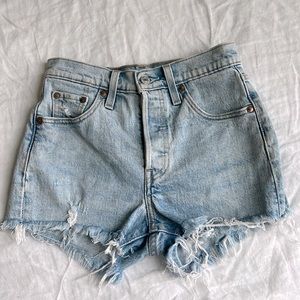 Levis light blue wash 501 Jean shorts size 23